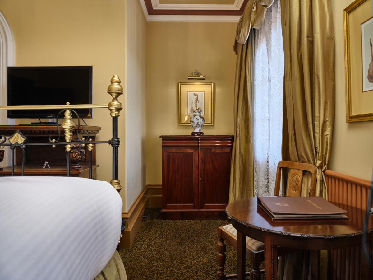 Craig'S Royal Hotel Ballarat Eksteriør bilde A room at the hotel