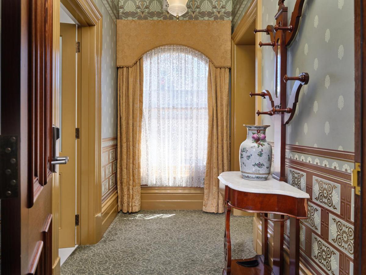 Craig'S Royal Hotel Ballarat Eksteriør bilde The hallway