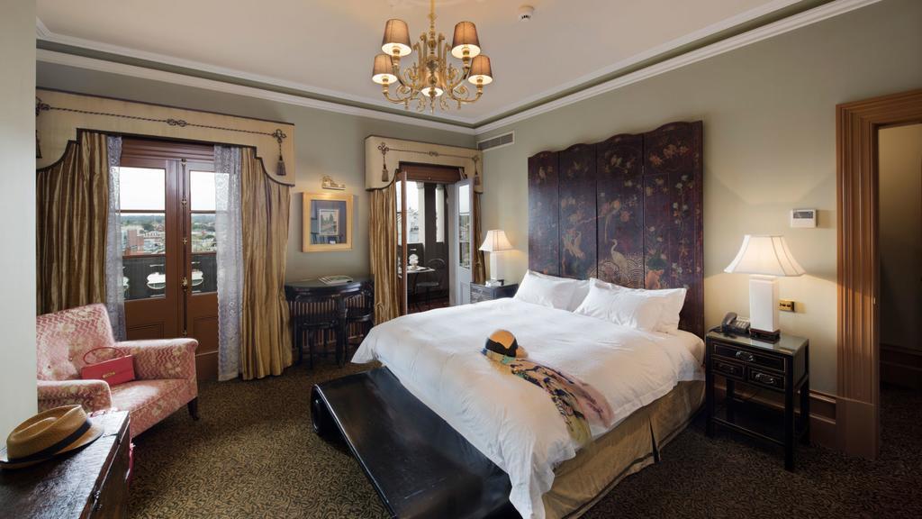 Craig'S Royal Hotel Ballarat Eksteriør bilde A guest room at the Hotel de la Paix