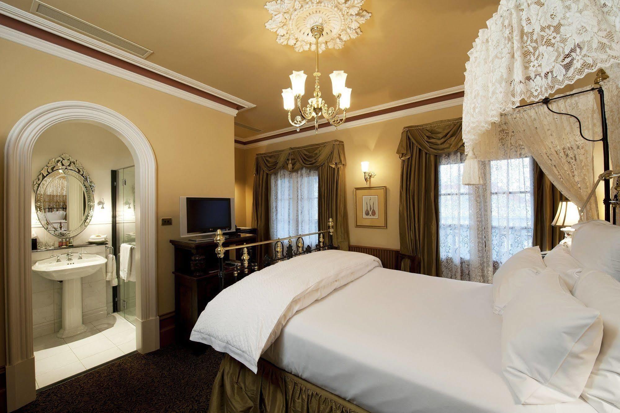 Craig'S Royal Hotel Ballarat Eksteriør bilde A room at the hotel