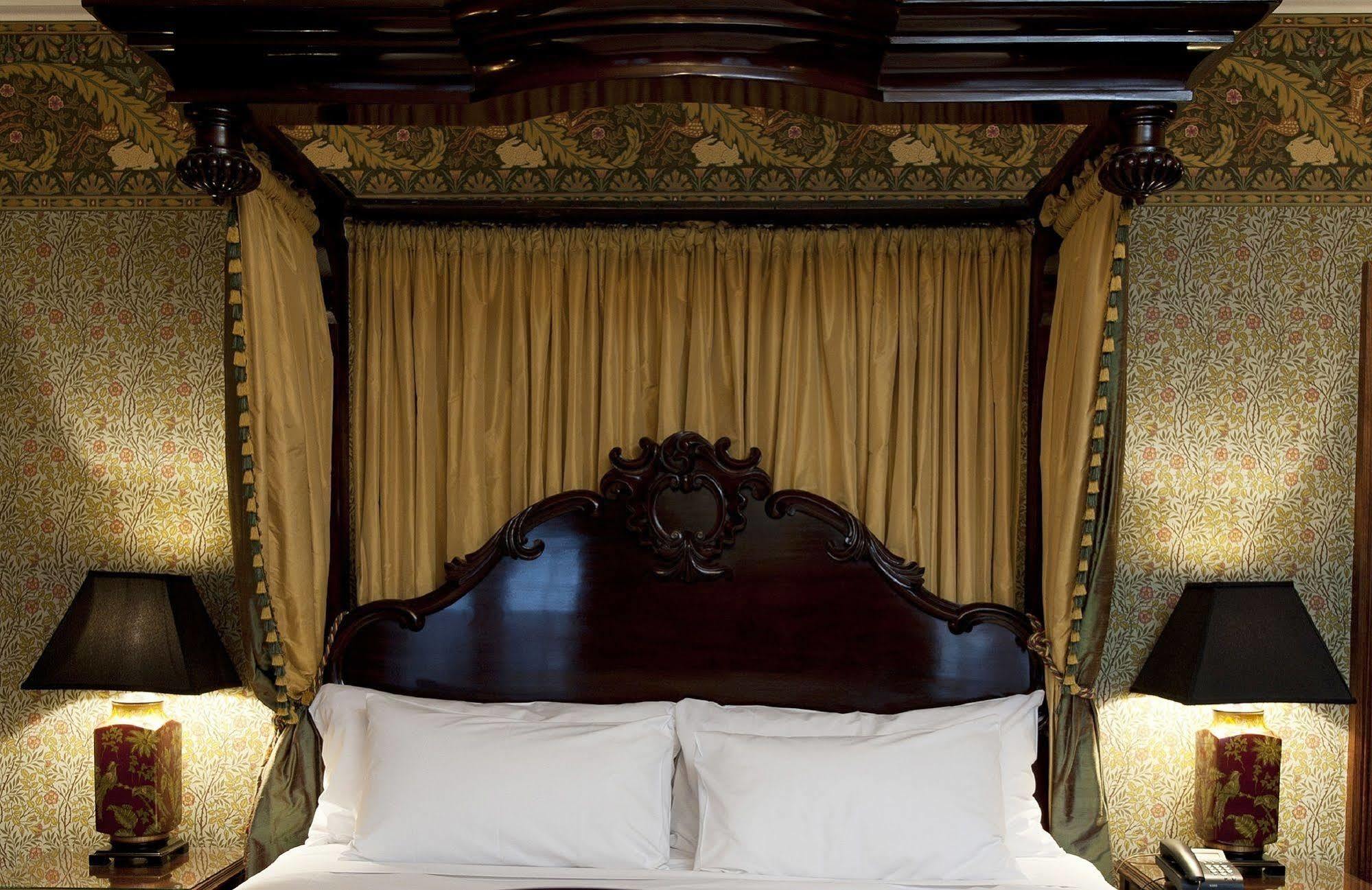 Craig'S Royal Hotel Ballarat Eksteriør bilde The bed in the bedroom of the hotel