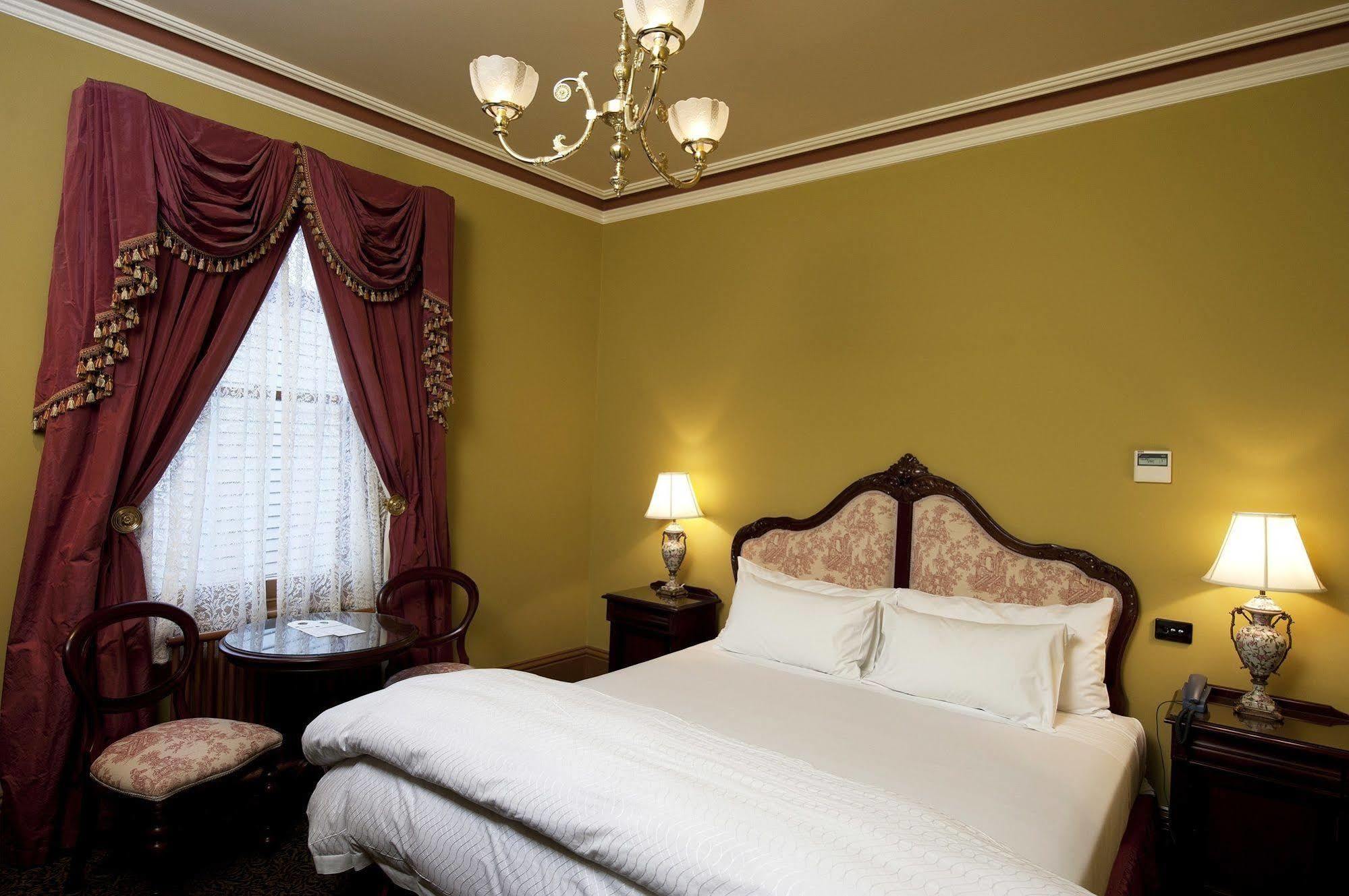 Craig'S Royal Hotel Ballarat Eksteriør bilde A room at the hotel